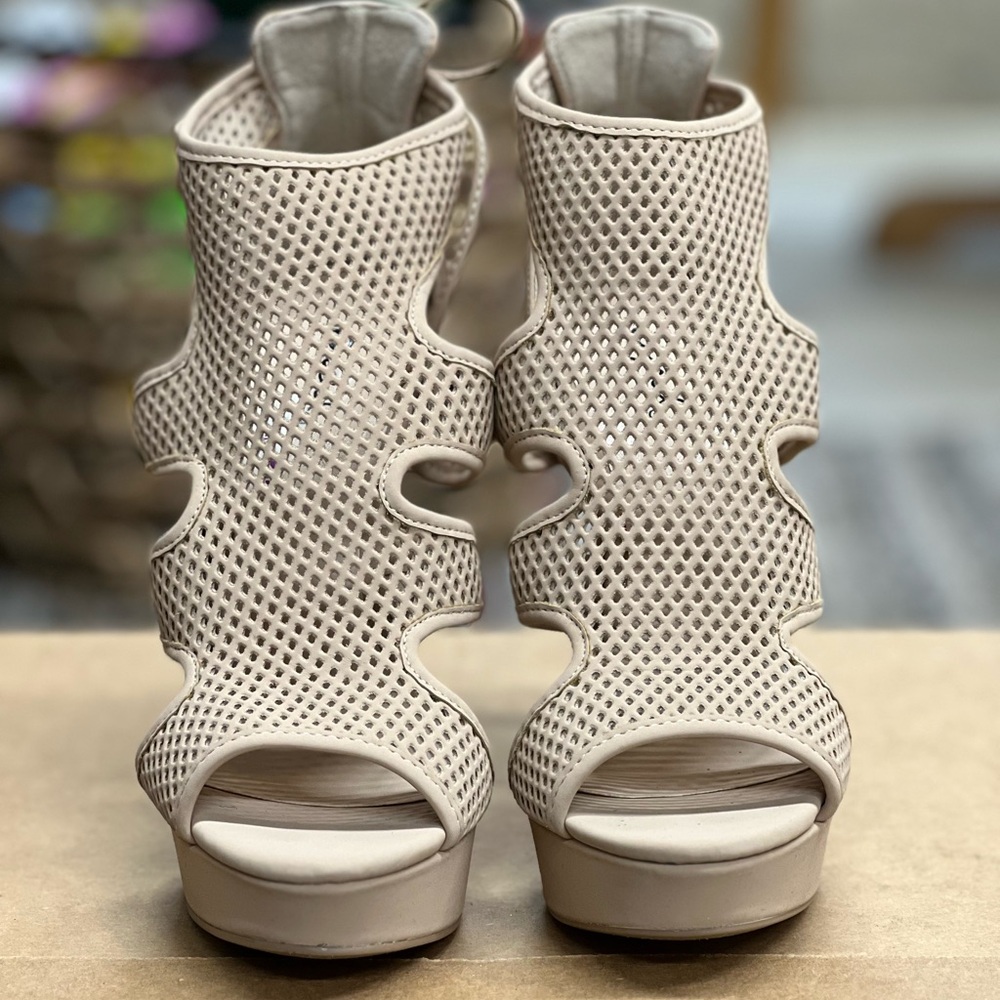 Qupid ladies tan heels in size 7 worn once